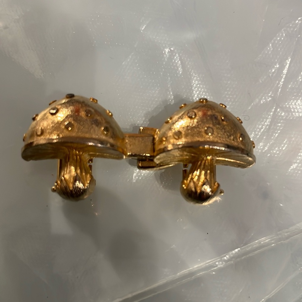 MIMI DI SIGNED 1975 vintage buckle, 2” long small mushrooms GOLDTONE